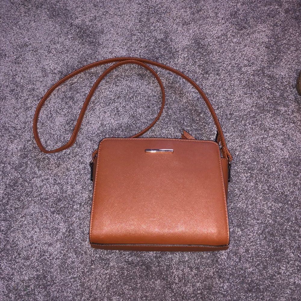 Small brown crossbody.